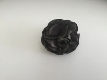 Pince plate fleur relief grise