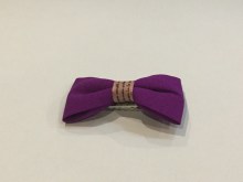 pince plate noeud tissu violet soutenu
